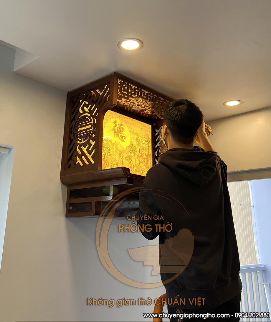 mẫu bàn thờ treo gỗ sồi kèm vách BTT07 tại Housinco Premium mẫu bàn thờ treo gỗ sồi kèm vách BTT07 tại Housinco Premium