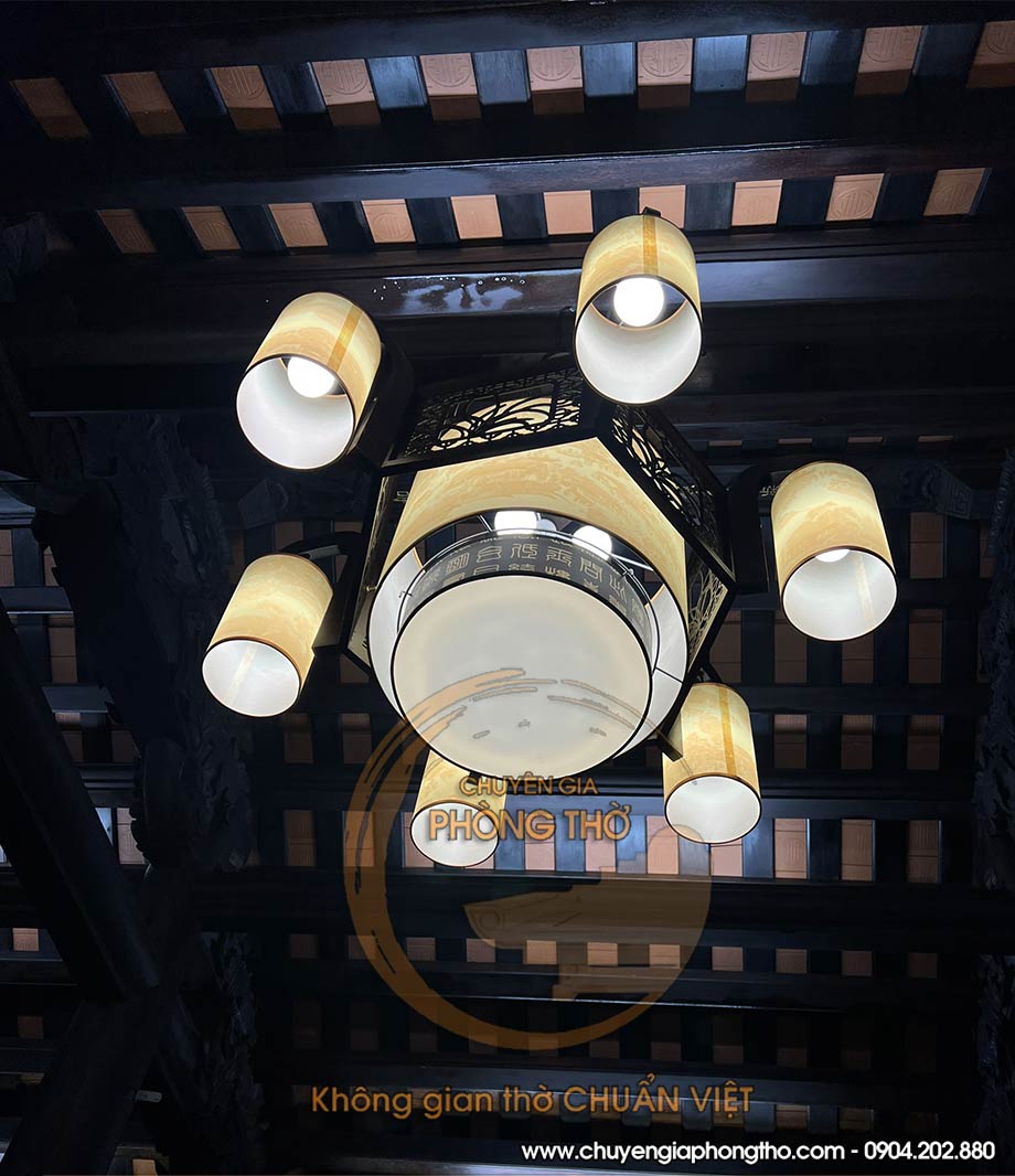 Lắp đặt đèn chùm gỗ hoa lan tại nhà thờ họ ở Bát Tràng DG22 Lắp đặt đèn chùm gỗ hoa lan tại nhà thờ họ ở Bát Tràng DG22