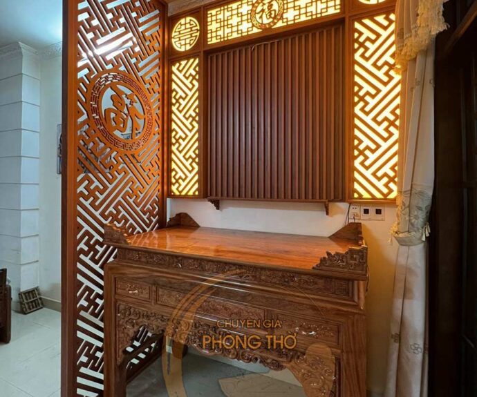 Vách ngăn bàn thờ xuyên sáng chữ Vạn