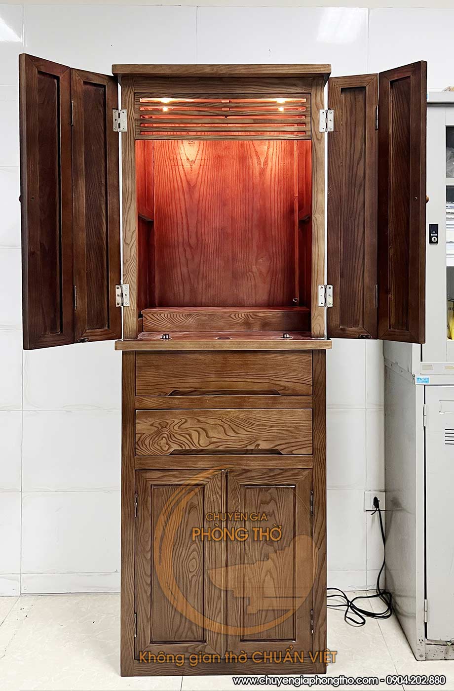 Lắp đặt tủ thờ có cánh gỗ sồi BTD60 cho văn phòng công ty bất động sản tại Định Công Lắp đặt tủ thờ có cánh gỗ sồi BTD60 cho văn phòng công ty bất động sản tại Định Công