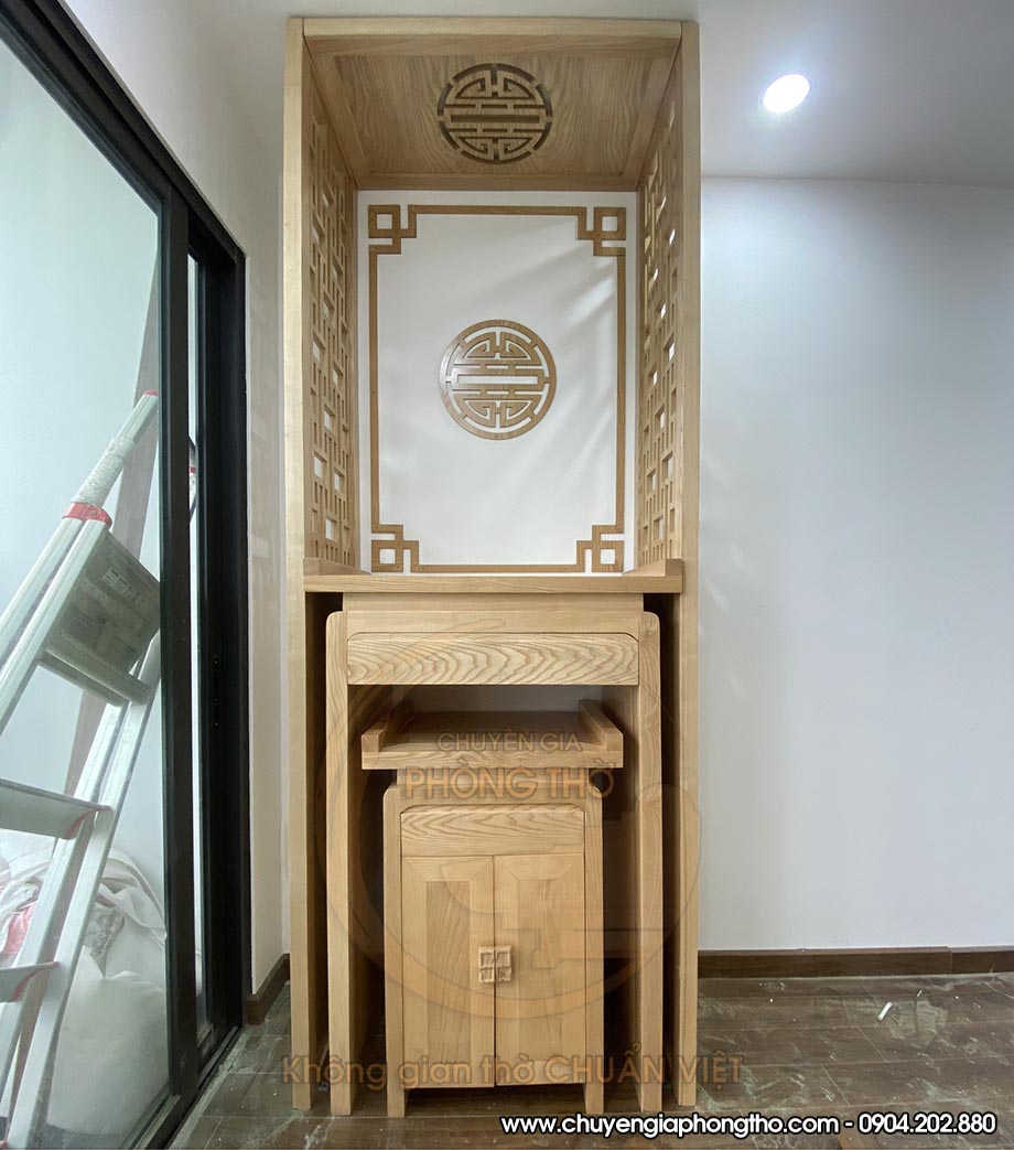 Không gian thờ chuẩn Việt với bàn thờ đứng gỗ sồi