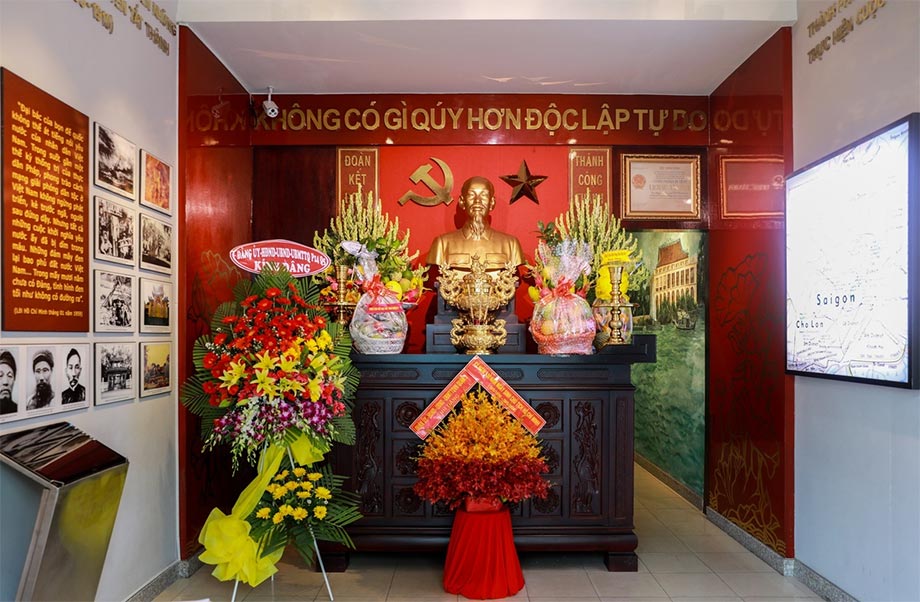 Trang trí bàn thờ tết cơ quan: Tạo không khí ấm áp và trang nghiêm Trang trí bàn thờ tết cơ quan: Tạo không khí ấm áp và trang nghiêm