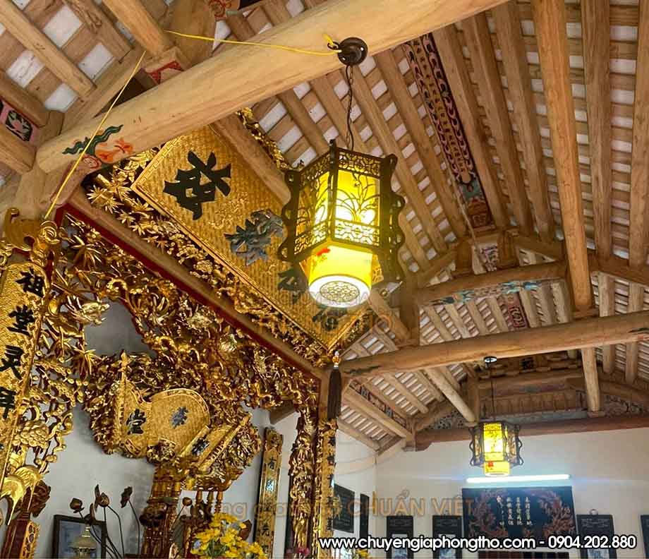 Lắp đặt đèn thả phòng thờ chữ Chiêu Tài Tiến Bảo tại Thái Bình