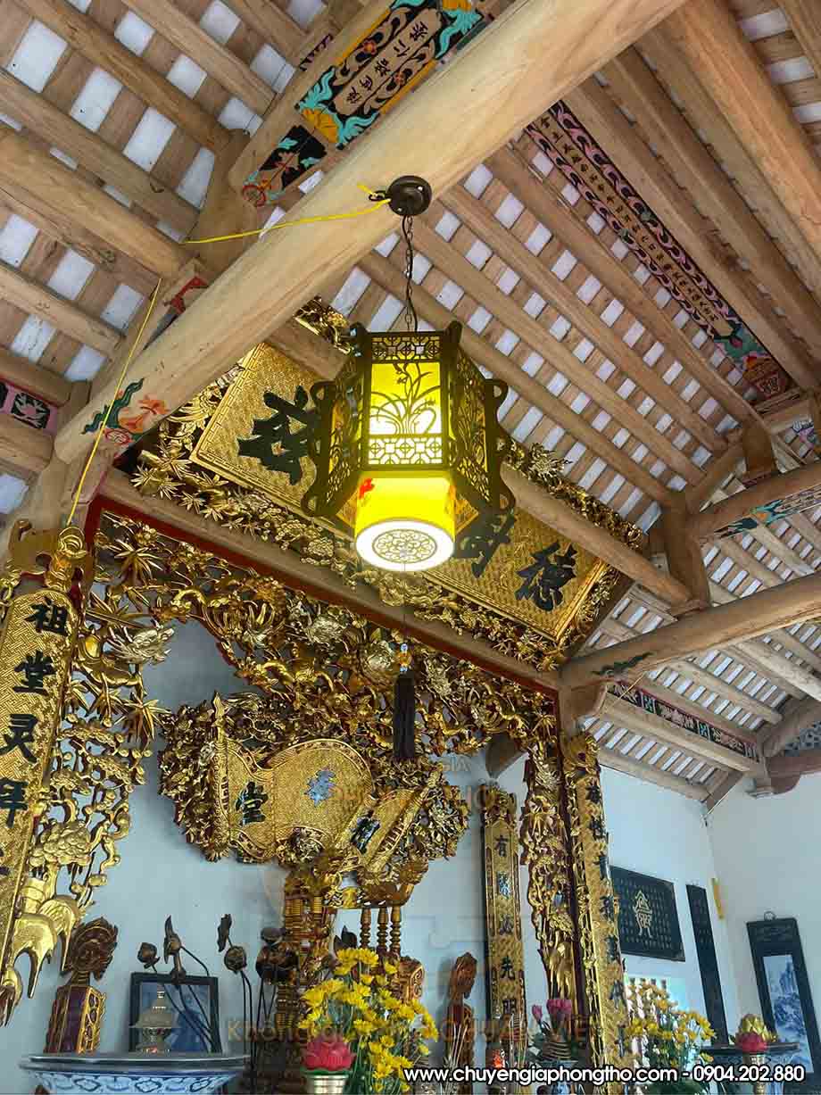 Lắp đặt đèn thả phòng thờ chữ Chiêu Tài Tiến Bảo tại Thái Bình