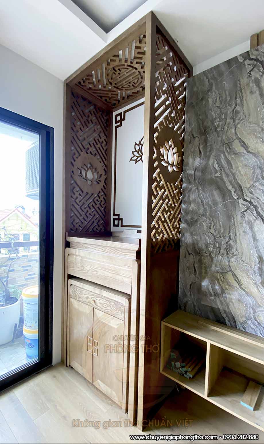 Lắp đặt bàn thờ đứng gỗ sồi tại căn hộ King Palace Hà Nội Lắp đặt bàn thờ đứng gỗ sồi tại căn hộ King Palace Hà Nội