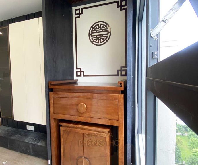 Mẫu bàn thờ đứng kết hợp vách ngăn màu đen huyền bí hiện đại