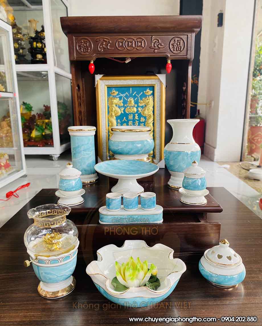 Set up bàn thờ thần tài với bộ đồ thờ cúng gốm sứ cao cấp