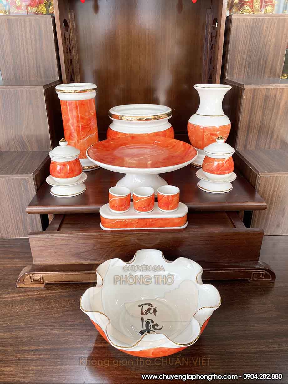 Set up bàn thờ thần tài với bộ đồ thờ cúng gốm sứ cao cấp