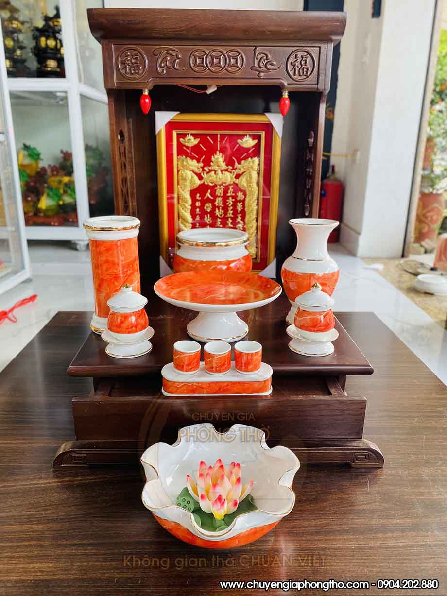 Set up bàn thờ thần tài với bộ đồ thờ cúng gốm sứ cao cấp