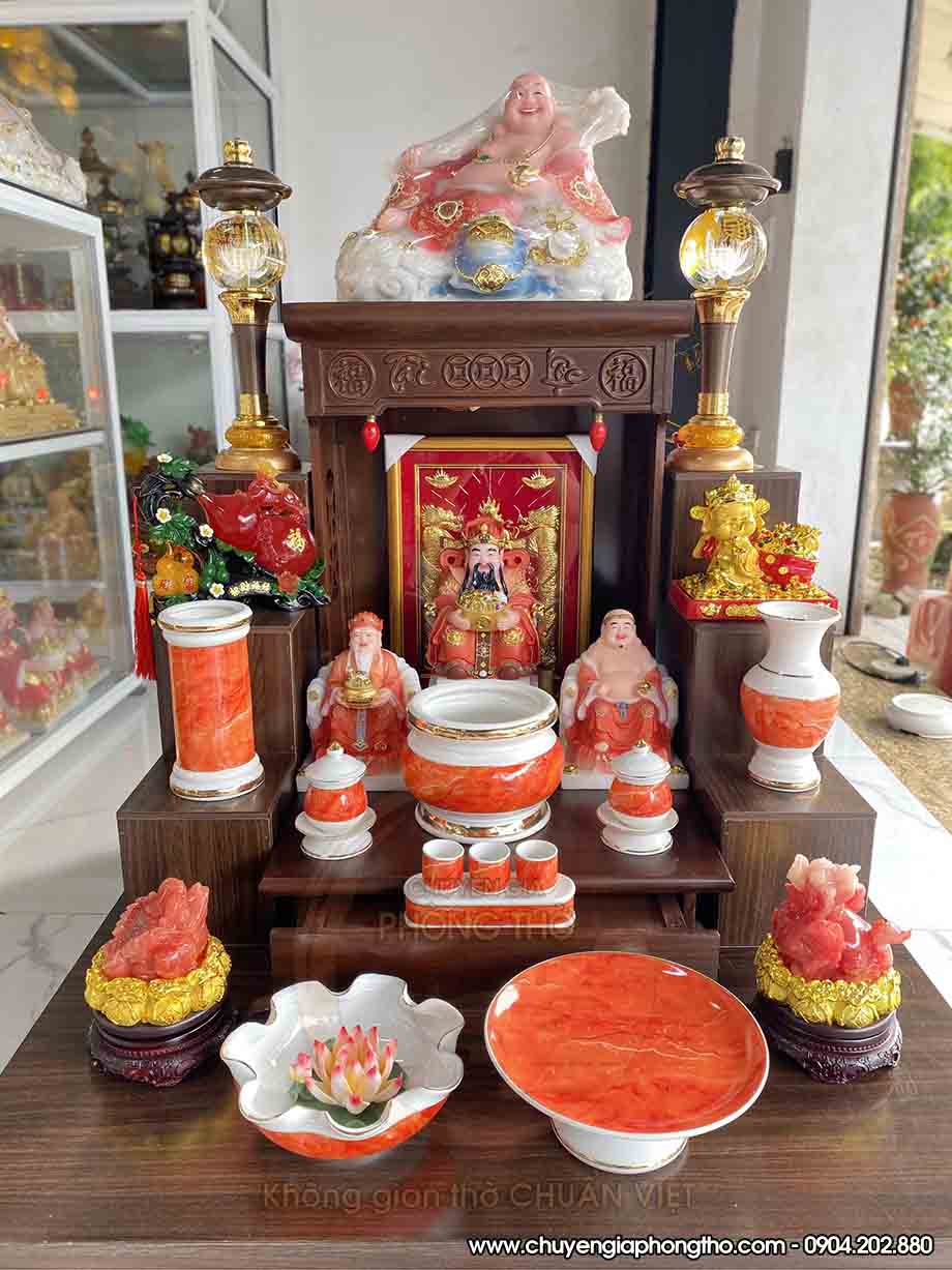 Set up bàn thờ thần tài với bộ đồ thờ cúng gốm sứ cao cấp