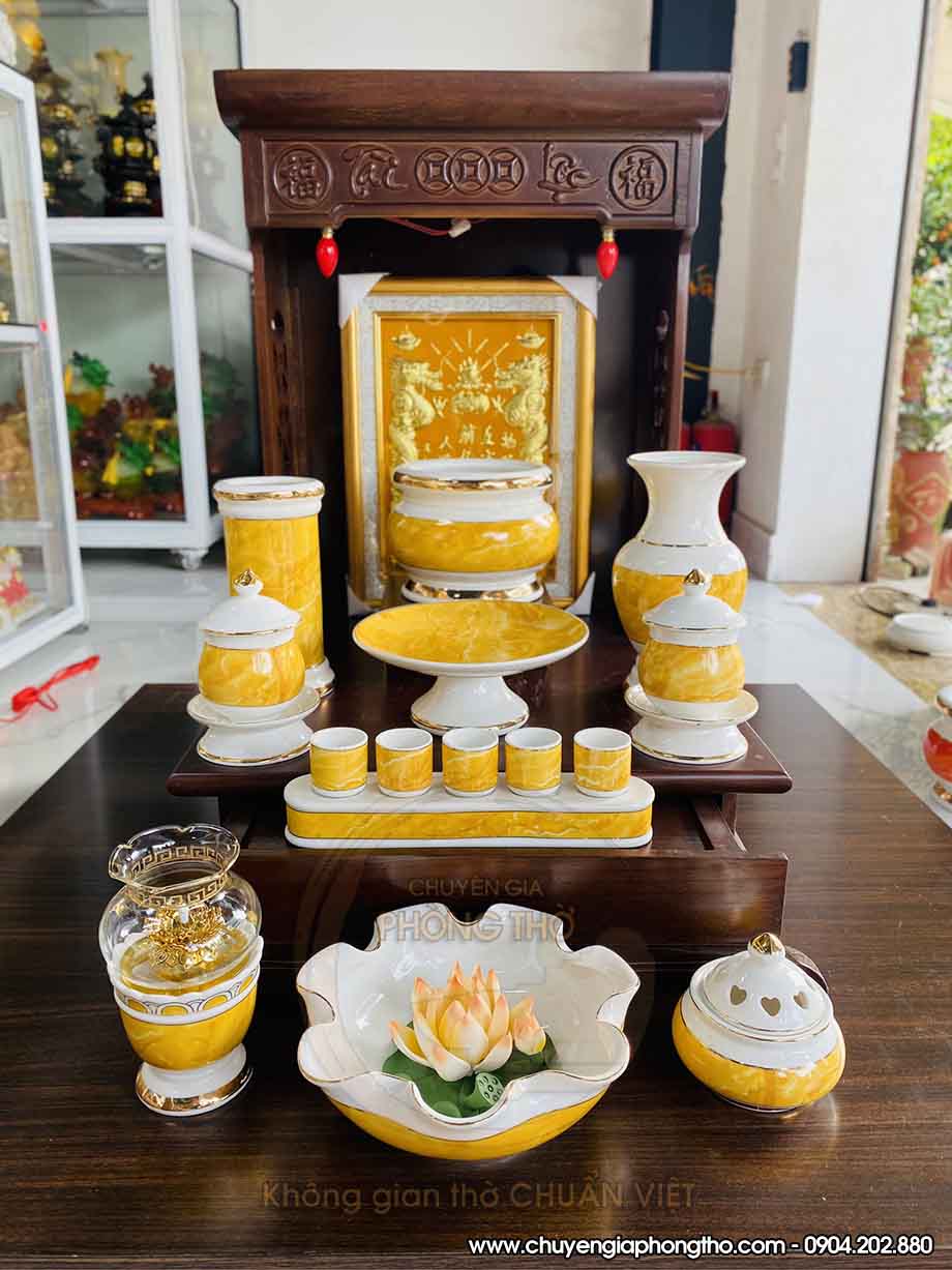 Set up bàn thờ thần tài với bộ đồ thờ cúng gốm sứ cao cấp