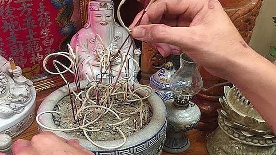 Cách tỉa chân nhang bát hương đúng cách