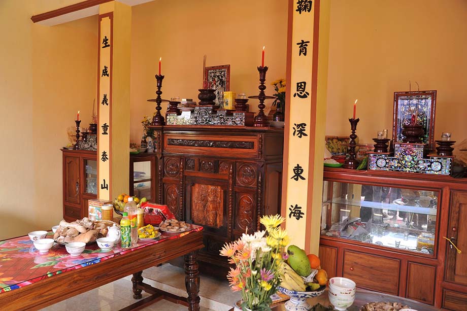 Cách đặt bàn thờ Phật, Thần Tài và Gia tiên trong cùng một không gian