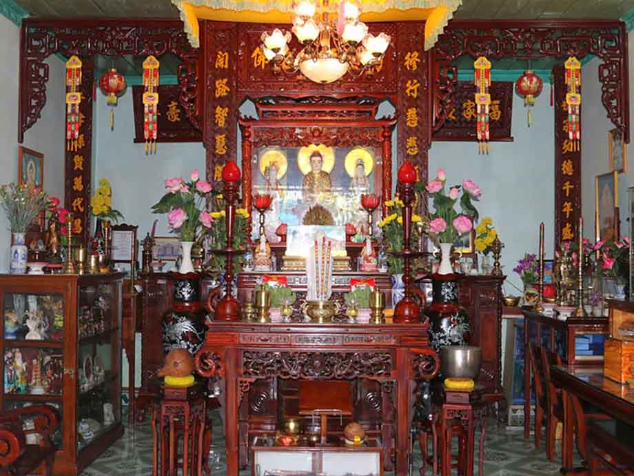 Cách đặt bàn thờ Phật, Thần Tài và Gia tiên trong cùng một không gian