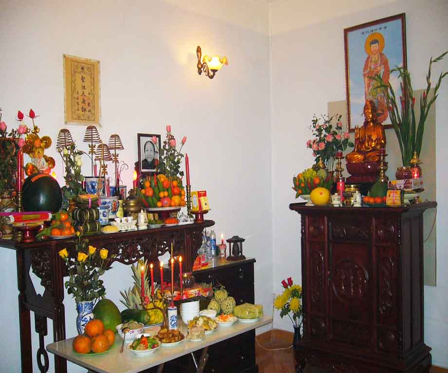 Cách đặt bàn thờ Phật, Thần Tài và Gia tiên trong cùng một không gian