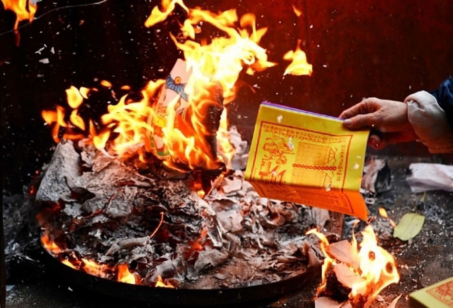 Rằm tháng 7 đốt vàng mã như thế nào?