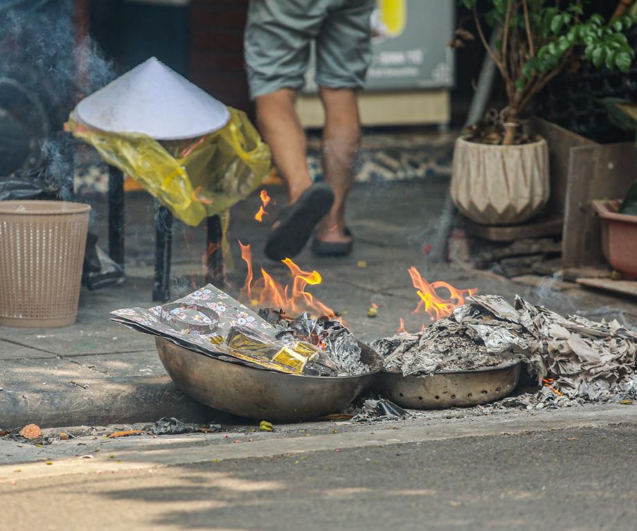 Rằm tháng 7 đốt vàng mã như thế nào?