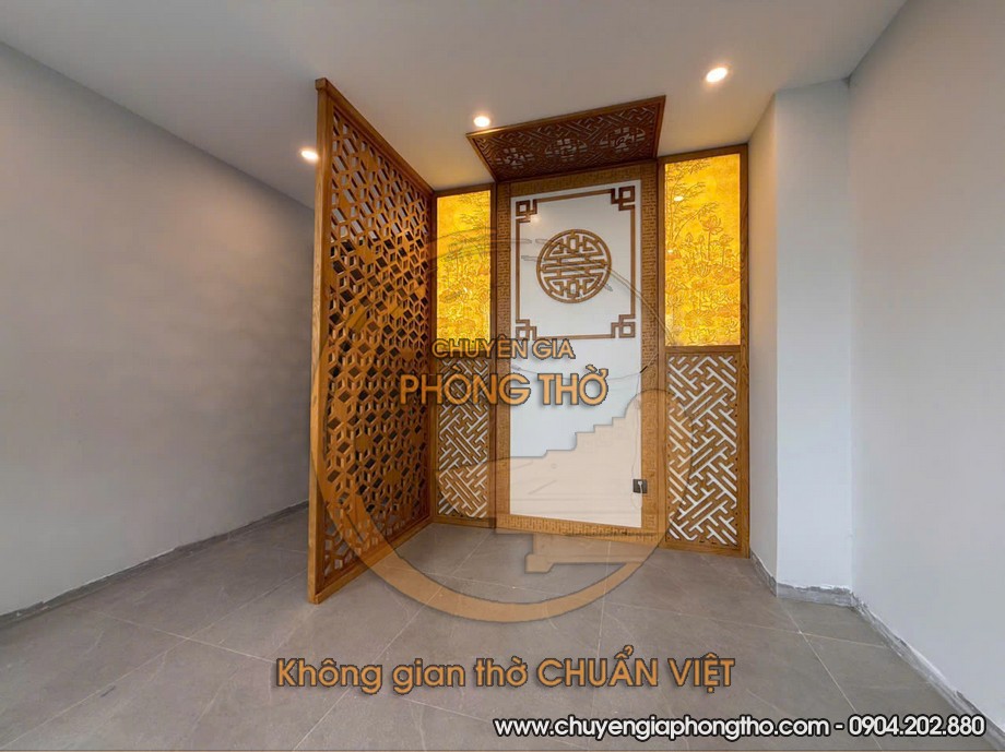Lắp đặt vách ngăn bàn thờ gỗ sồi kết hợp tranh trúc chỉ tại chung cư HC Golden City