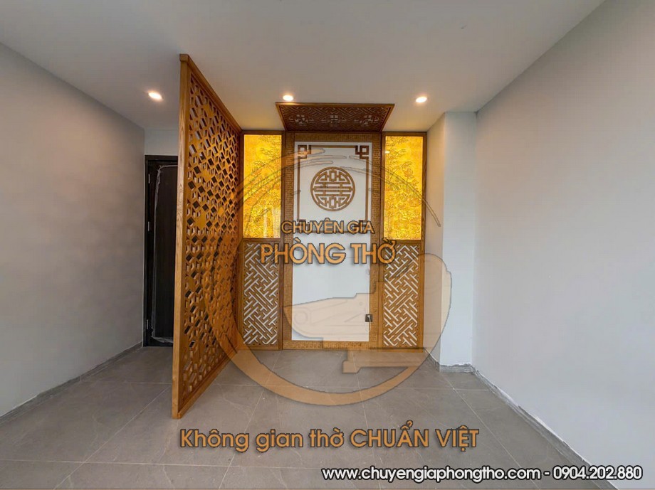 Lắp đặt vách ngăn bàn thờ gỗ sồi kết hợp tranh trúc chỉ tại chung cư HC Golden City