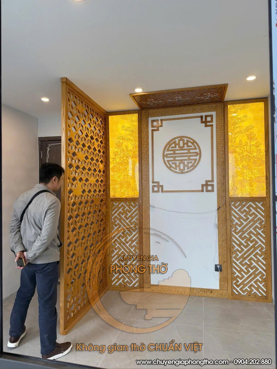 Lắp đặt vách ngăn bàn thờ gỗ sồi kết hợp tranh trúc chỉ tại chung cư HC Golden City