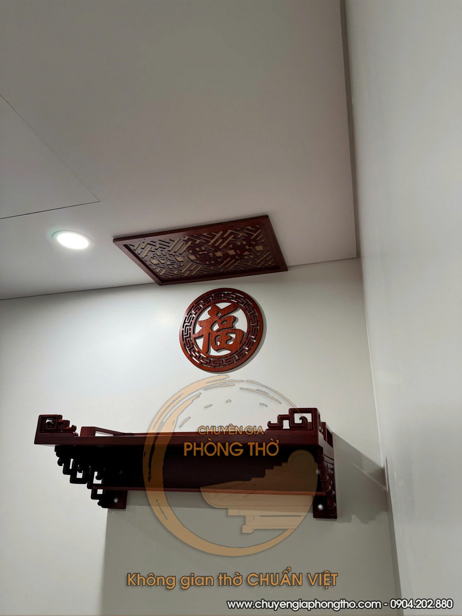 Thi công bàn thờ treo màu cánh gián chữ Phúc tại chung cư UDIC Riverside 1