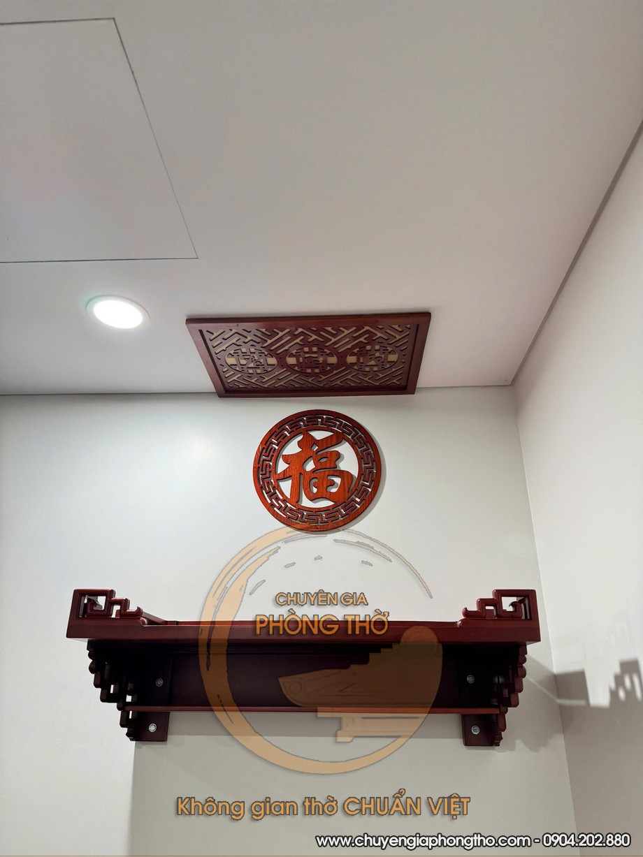 Thi công bàn thờ treo màu cánh gián chữ Phúc tại chung cư UDIC Riverside 1