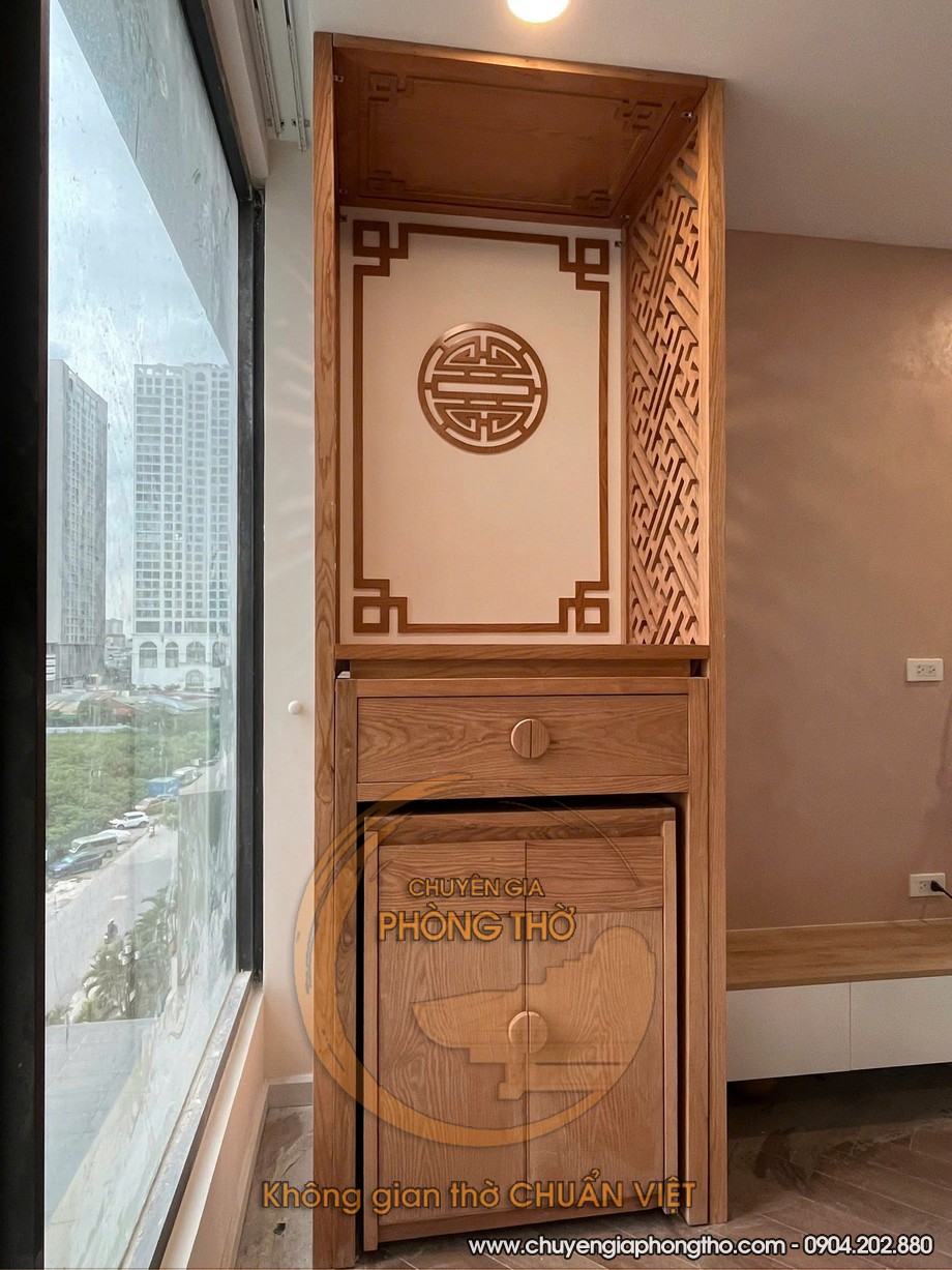 Hình ảnh thực tế bàn thờ đứng có vách ngăn hiện đại tại chung cư Eco Dream Nguyễn Xiển