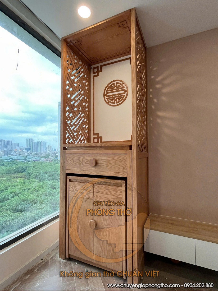 Hình ảnh thực tế bàn thờ đứng có vách ngăn hiện đại tại chung cư Eco Dream Nguyễn Xiển