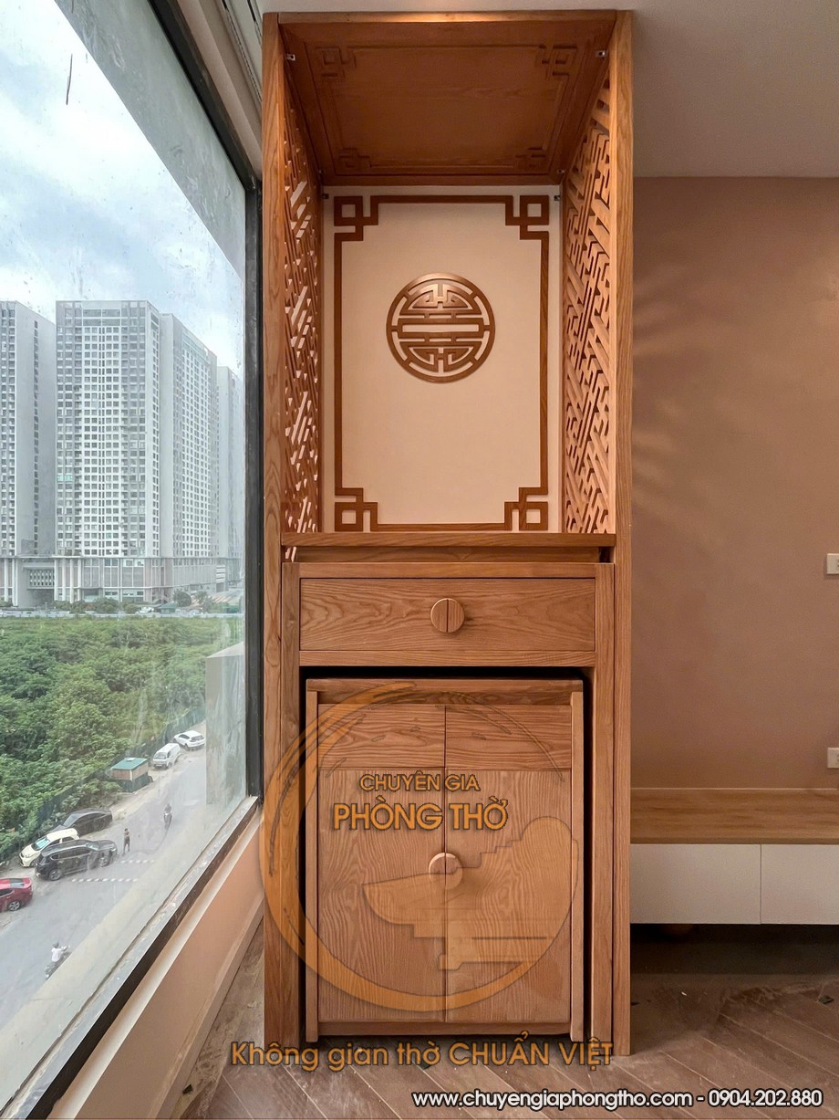 Hình ảnh thực tế bàn thờ đứng có vách ngăn hiện đại tại chung cư Eco Dream Nguyễn Xiển