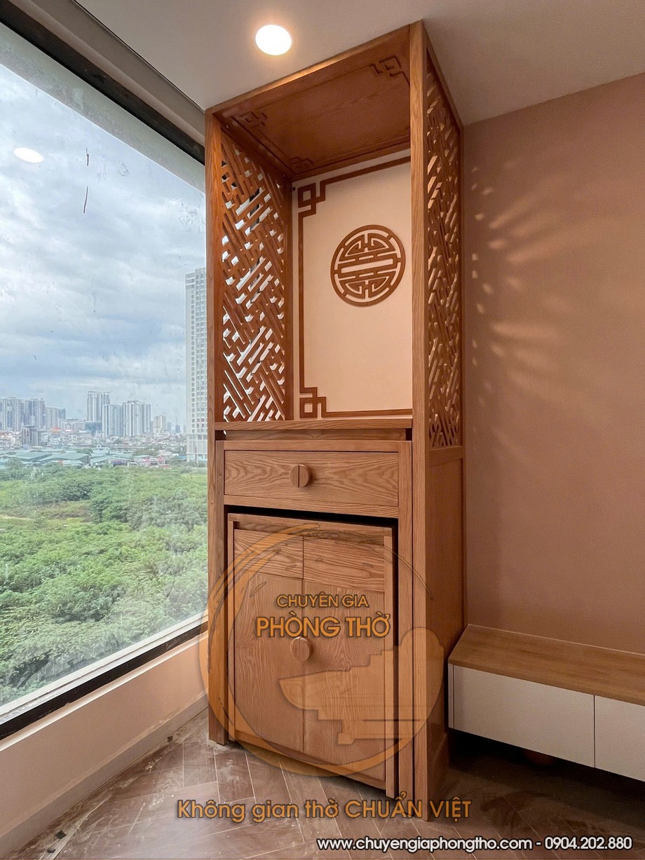 Hình ảnh thực tế bàn thờ đứng có vách ngăn hiện đại tại chung cư Eco Dream Nguyễn Xiển