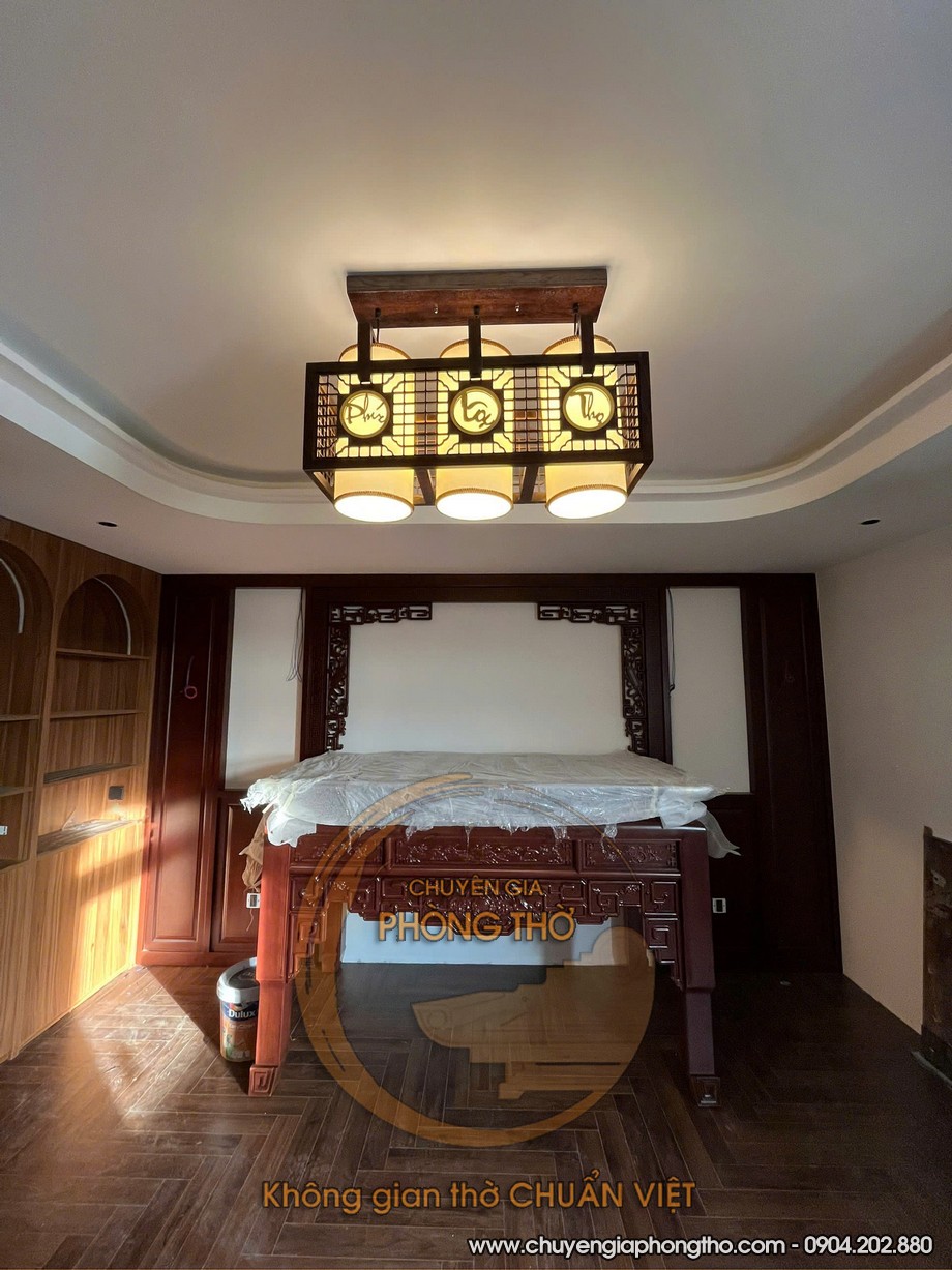 Thi công hoàn thiện đèn thả gỗ trang trí Phúc Lộc Thọ phòng thờ tại biệt thự Phú Sơn