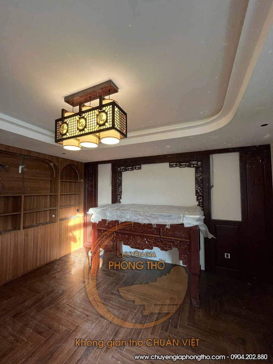 Thi công hoàn thiện đèn thả gỗ trang trí Phúc Lộc Thọ phòng thờ tại biệt thự Phú Sơn
