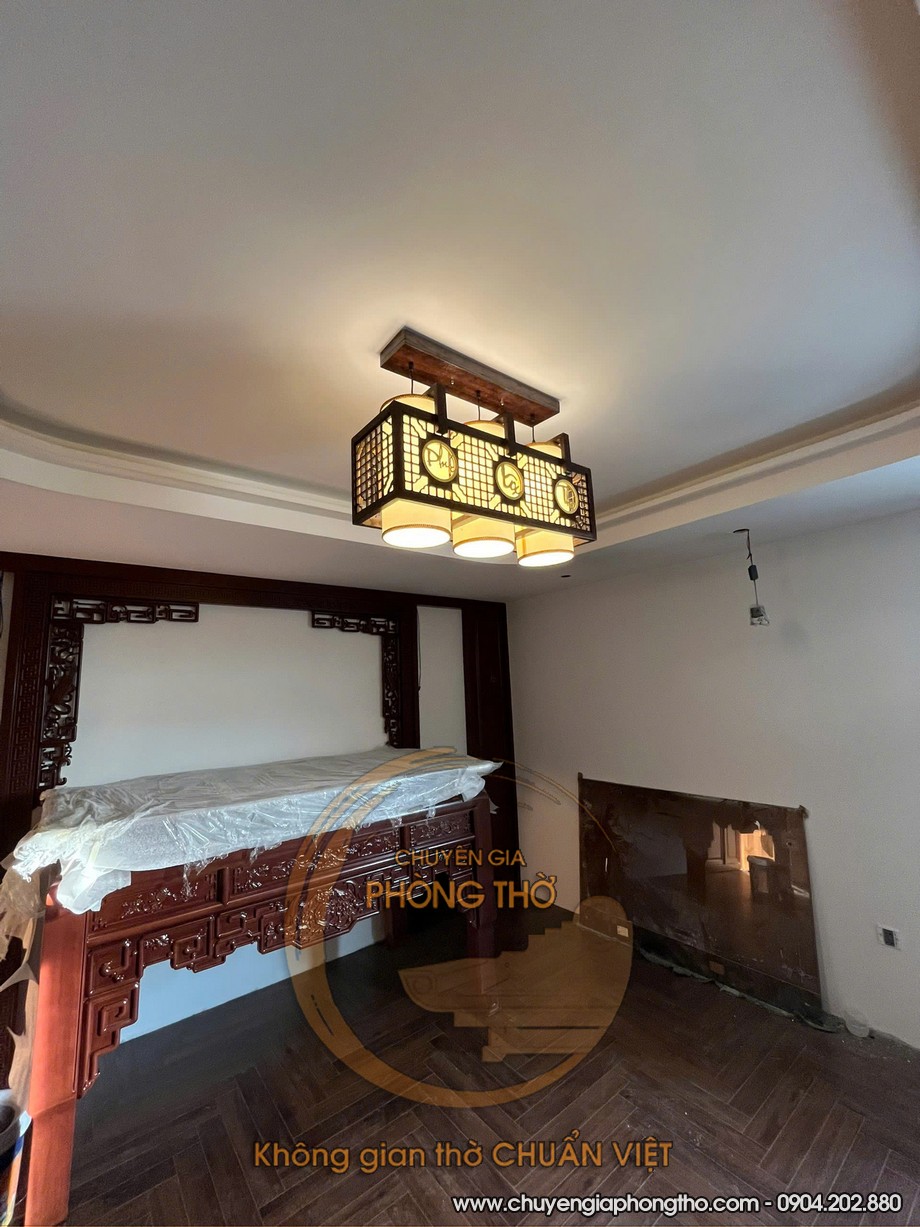 Thi công hoàn thiện đèn thả gỗ trang trí Phúc Lộc Thọ phòng thờ tại biệt thự Phú Sơn
