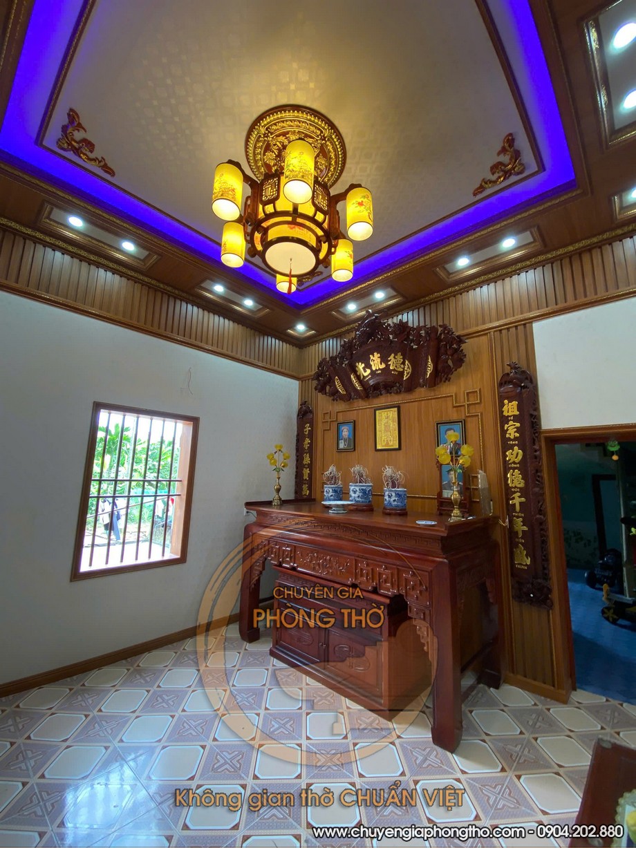Hoàn thiện lắp đặt bàn thờ đứng và đèn chùm phòng thờ tại Mê Linh