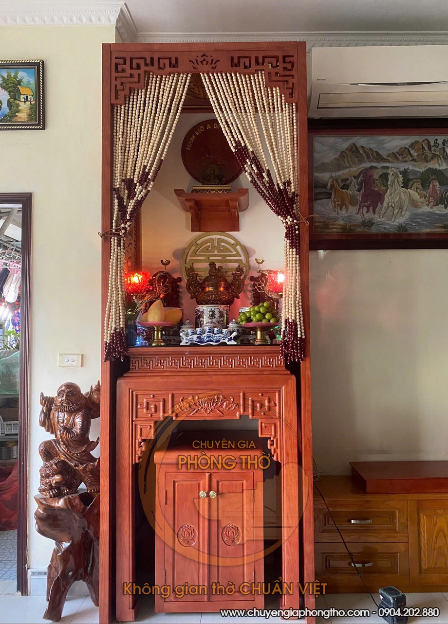 Mẫu bàn thờ đứng gỗ gõ kèm vách ngăn và rèm che lắp đặt tại đường Xuân Đỉnh Mẫu bàn thờ đứng gỗ gõ kèm vách ngăn và rèm che lắp đặt tại đường Xuân Đỉnh