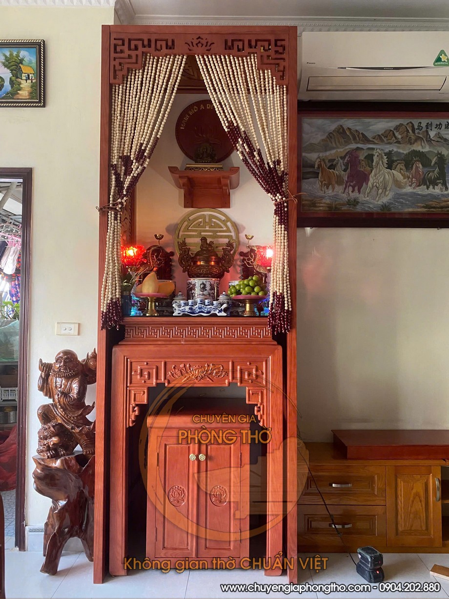 Mẫu bàn thờ đứng gỗ gõ kèm vách ngăn và rèm che lắp đặt tại đường Xuân Đỉnh Mẫu bàn thờ đứng gỗ gõ kèm vách ngăn và rèm che lắp đặt tại đường Xuân Đỉnh