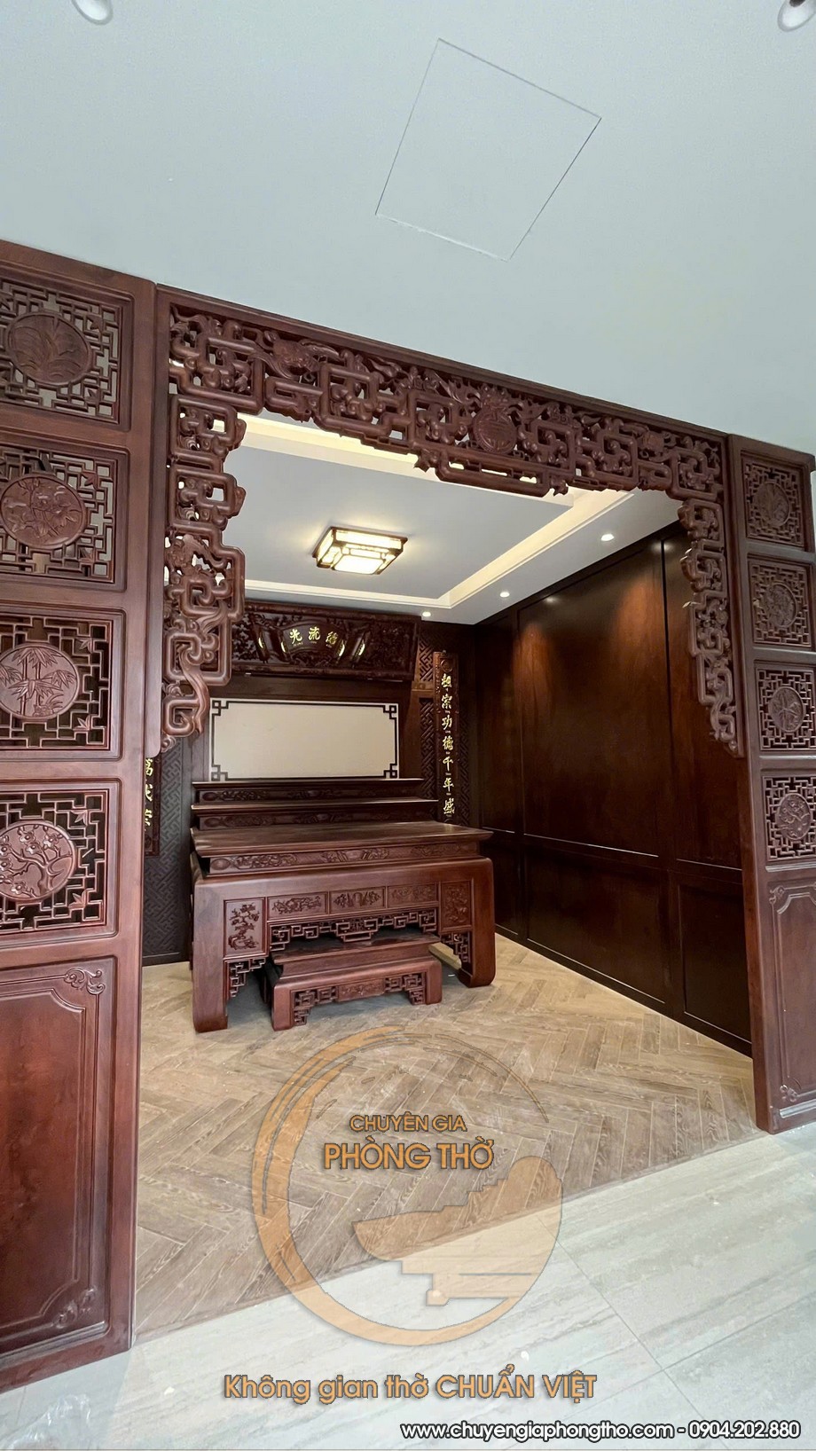 Trọn bộ bàn thờ tam cấp và đèn ốp trần phòng thờ lắp đặt tại Hà Đông