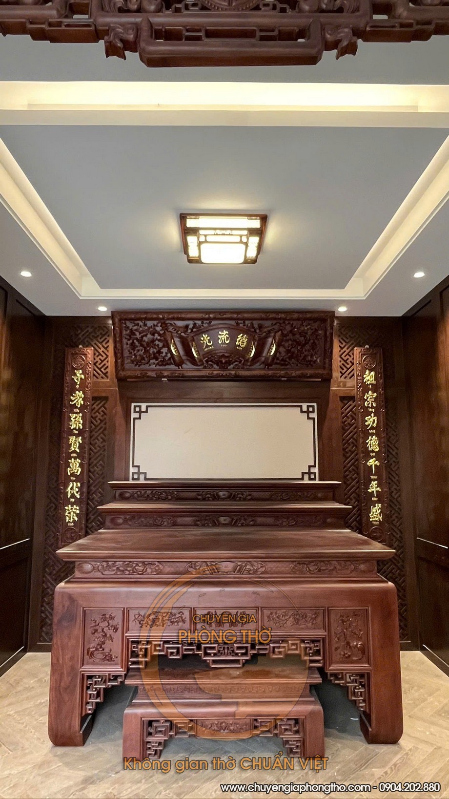Trọn bộ bàn thờ tam cấp và đèn ốp trần phòng thờ lắp đặt tại Hà Đông