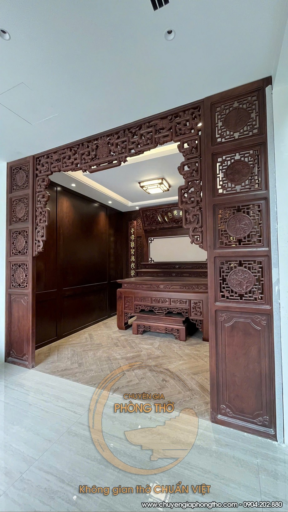 Trọn bộ bàn thờ tam cấp và đèn ốp trần phòng thờ lắp đặt tại Hà Đông