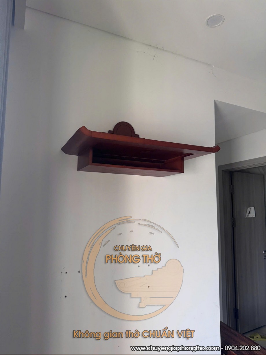 Hình ảnh thực tế mẫu bàn thờ treo tường gỗ gõ tại chung cư Times City
