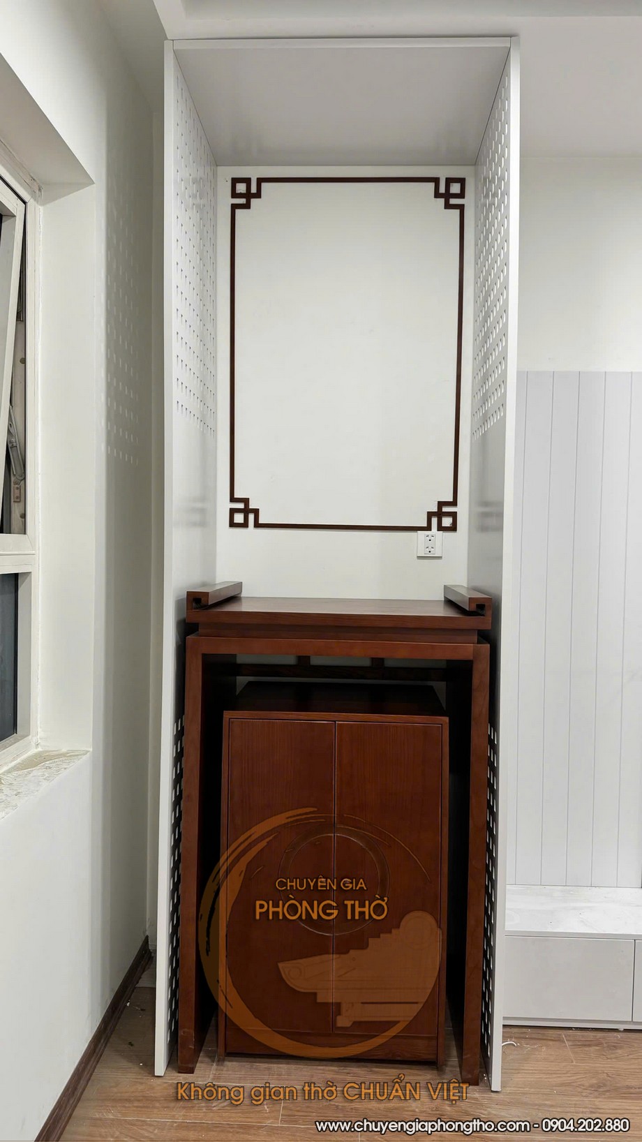 Mẫu bàn thờ đứng kèm vách ngăn trắng hiện đại lắp đặt tại chung cư E2 Yên Hòa