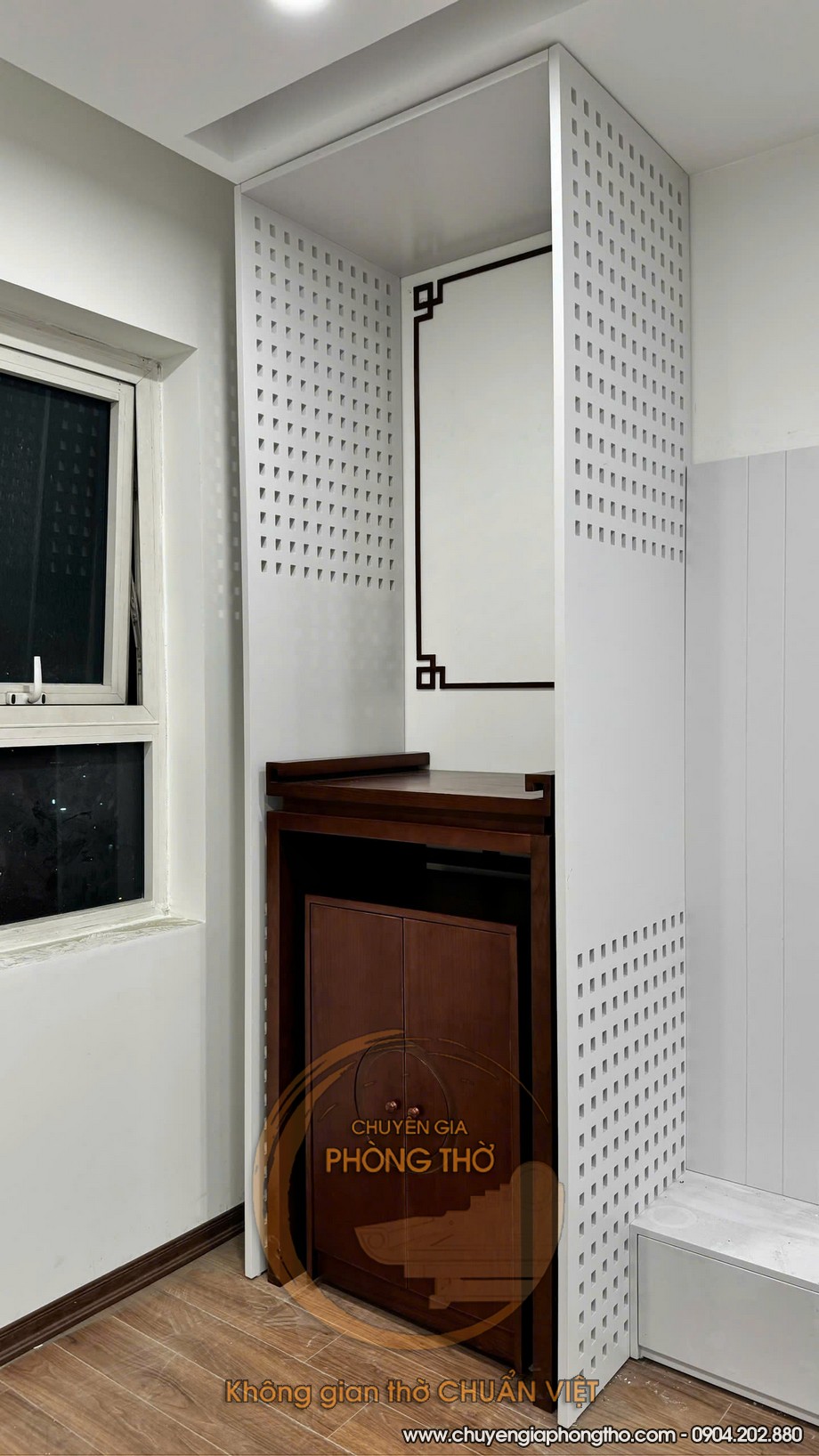 Mẫu bàn thờ đứng kèm vách ngăn trắng hiện đại lắp đặt tại chung cư E2 Yên Hòa