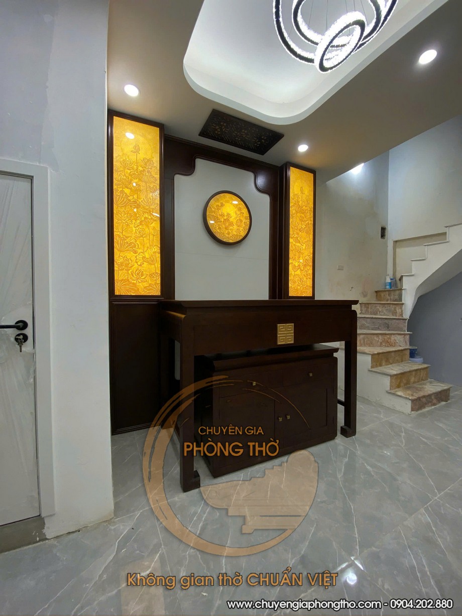 Mẫu bàn thờ đứng kết hợp vách ngăn tranh trúc chỉ lắp đặt tại phố Yên Sở