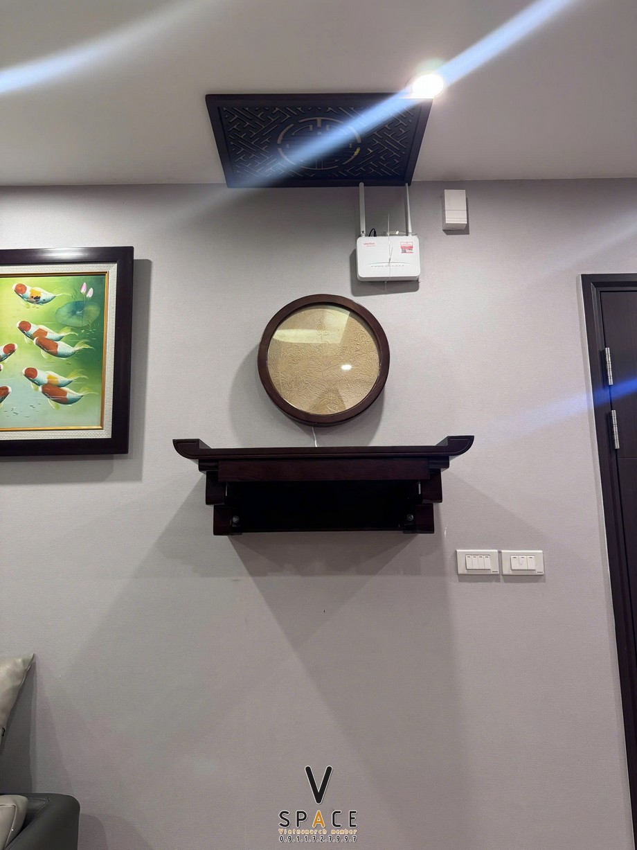 Mẫu bàn thờ treo kiểu dáng cuốn thư hiện đại tại chung cư Golden Field