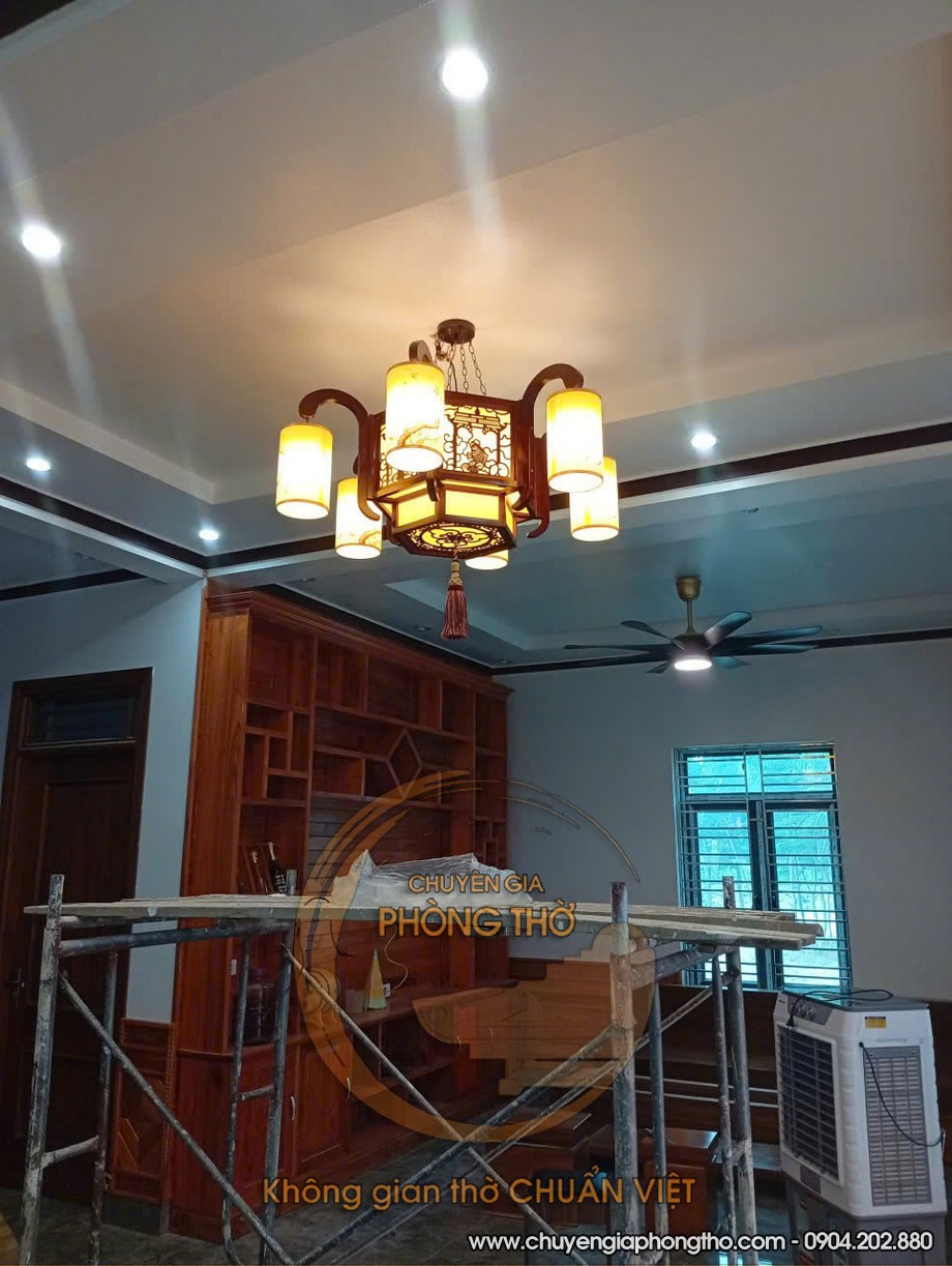 Đèn chùm phòng thờ 6 tay chất liệu cao cấp, ánh sáng vàng Hoàn thiện lắp đặt đèn chùm phòng thờ 6 tay tại đường Liên Mạc