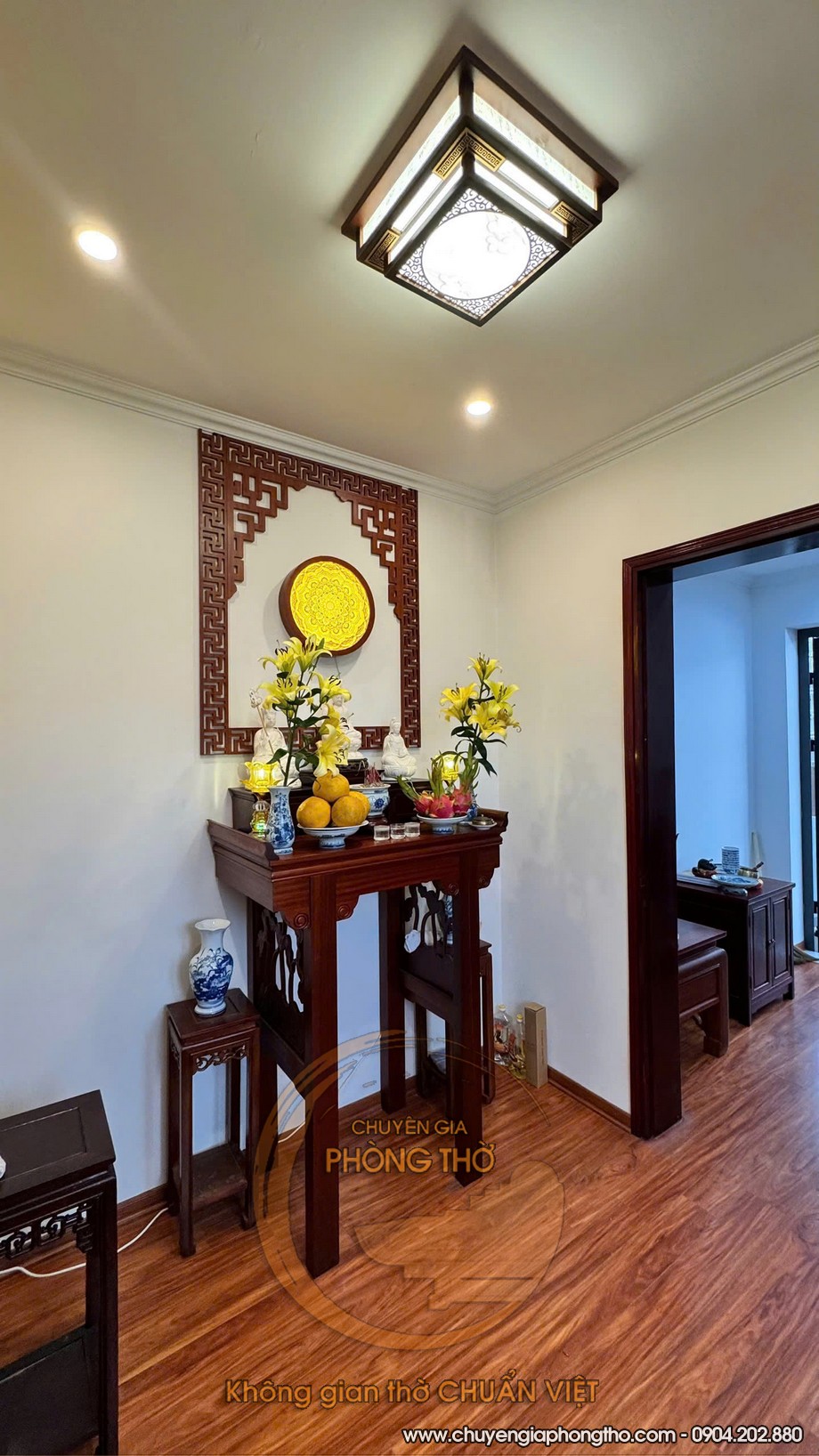 Mẫu đèn ốp trần hình vuông cho phòng thờ lắp đặt tại Linh Đàm